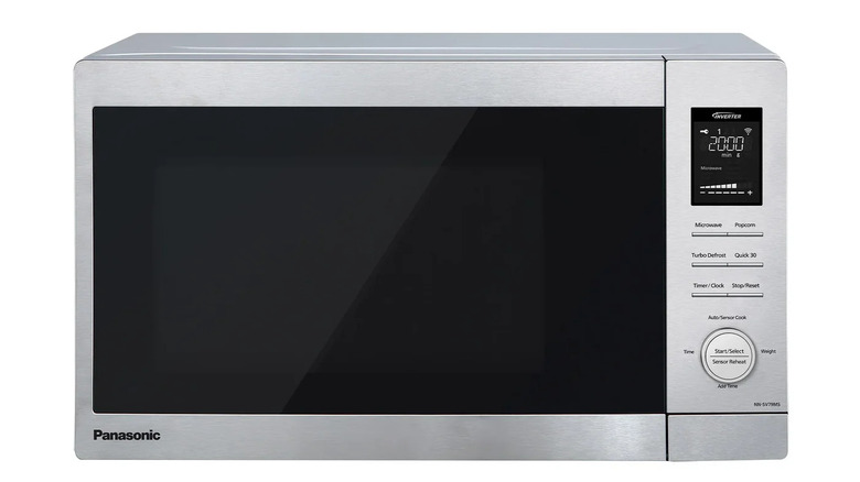 Микроволновая печь Panasonic на белом фоне