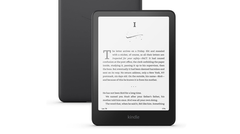Amazon Kindle спина к спине с перевернутым Kindle, на белом фоне