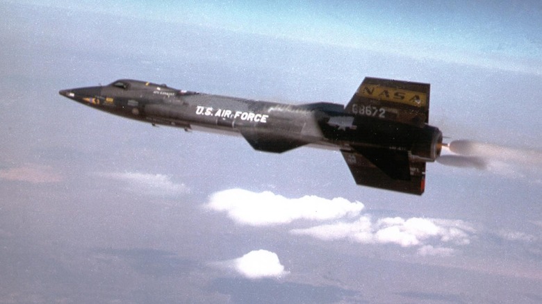 Ракетный самолет X-15A-3 пролетает над базой ВВС Эдвардс.