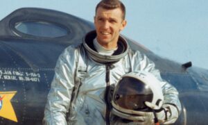 Только один человек смог управлять ракетным самолетом НАСА X-15 и космическим шаттлом