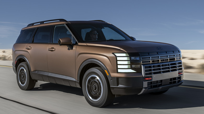 Вид спереди на 3/4 Hyundai Palisade на дороге в пустыне