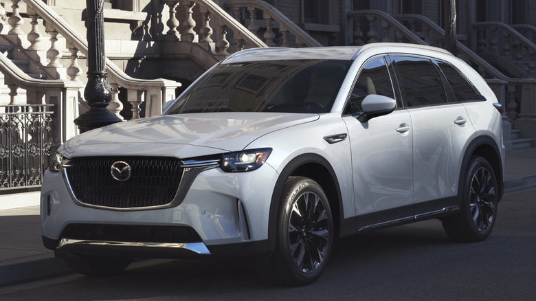 Вид спереди в 3/4 на Mazda CX-90 в городских условиях