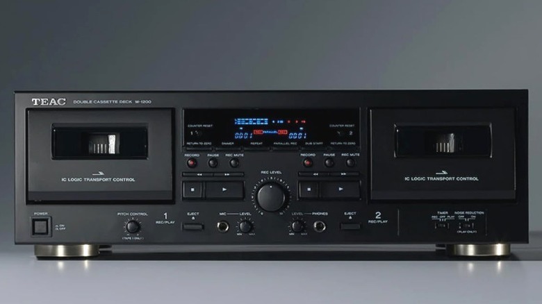 Студийное фото Teac W-1200 на сером фоне.