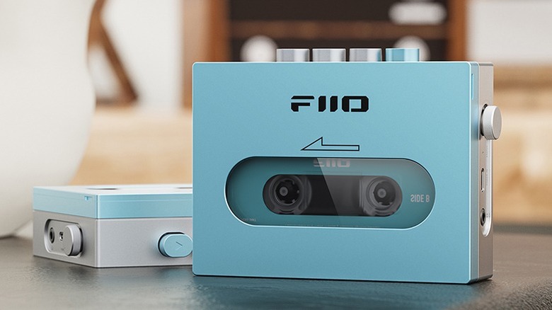 Кассетный плеер Aqua Fiio CP13 на столе, второй блок на заднем плане
