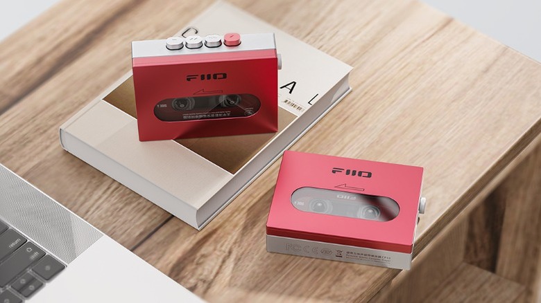 Вид сверху на два красных Fiio CP13 на деревянном столе.
