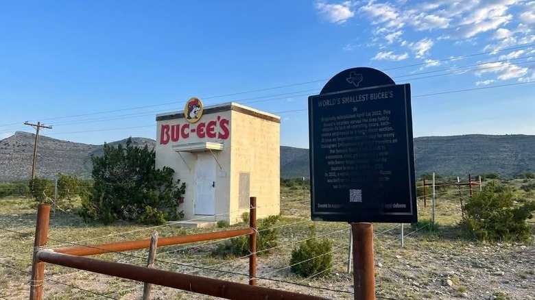 Исторический указатель перед самым маленьким в мире рестораном Buc-ee's