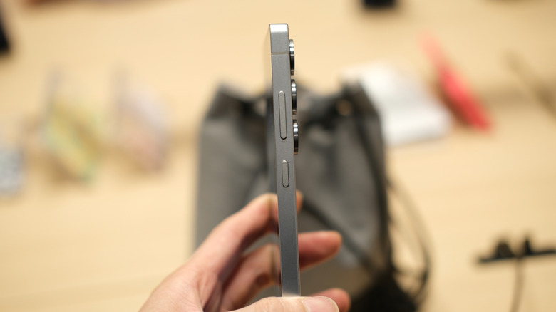 Показаны боковые кнопки на боковой панели телефона Samsung.