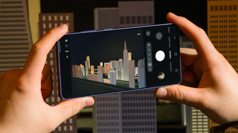 Человек фотографирует с помощью телефона Samsung Galaxy S26 Ultra.