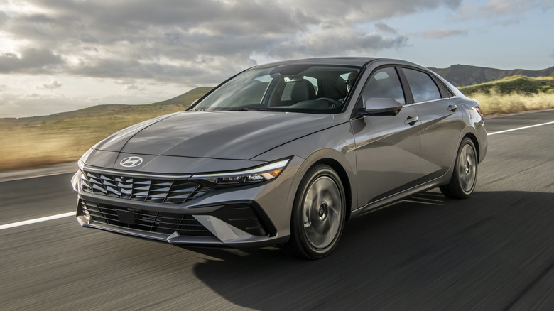 серый Hyundai Elantra 2026 года едет по открытой дороге