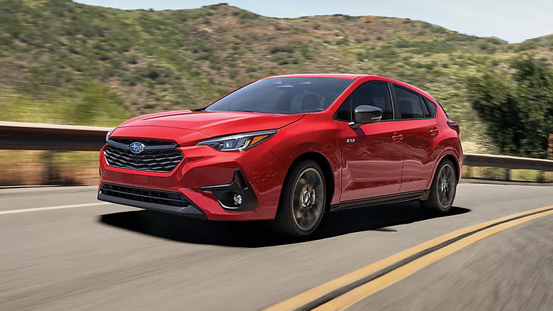 красный Subaru Impreza RS 2026 года едет по пустынному шоссе
