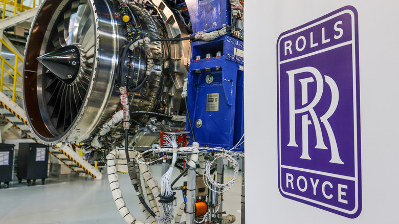 Реактивный двигатель Rolls-Royce с логотипом компании на переднем плане.