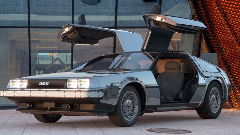 Модифицированный DMC DeLorean с открытыми дверями.