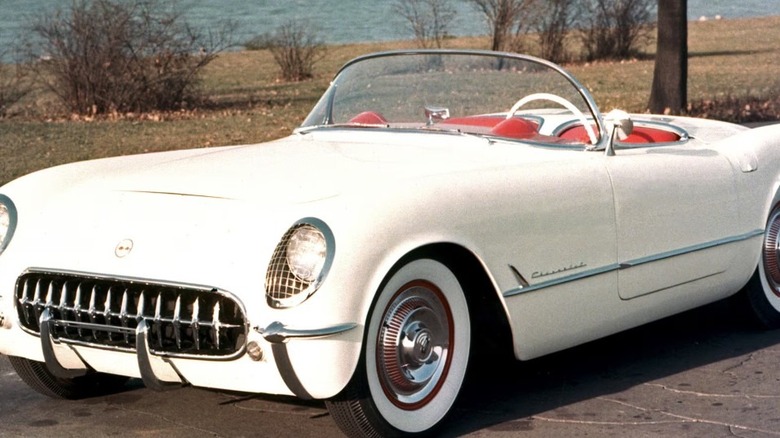 Белый Chevrolet Corvette (C1) 1953 года выпуска.