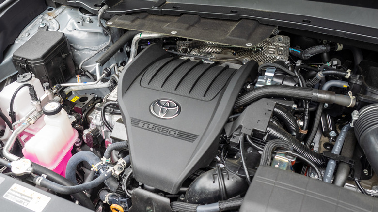 Toyota Grand Highlander Hybrid MAX Platinum 2025 года, вид под углом к ​​моторному отсеку