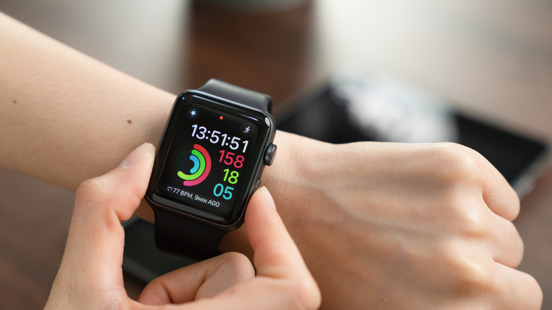 Часы Apple на женском запястье