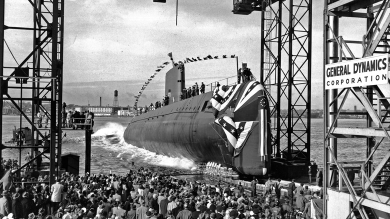 Первая атомная подводная лодка USS Nautilus спущена на воду в 1954 году.