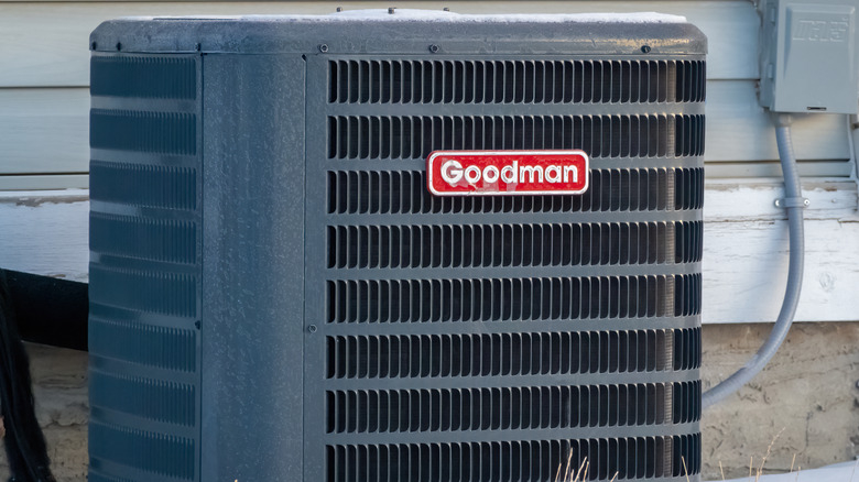 Кондиционер Goodman возле дома
