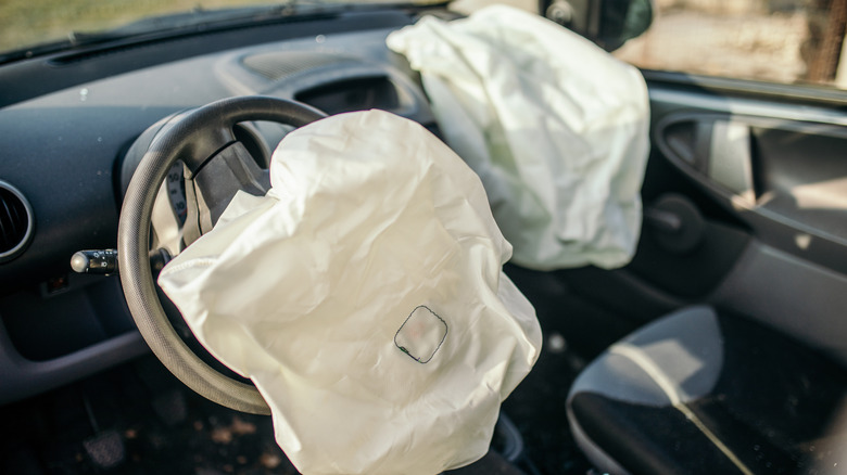 Сработали подушки безопасности водителя и пассажира в автомобиле Toyota Aygo первого поколения.