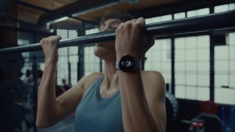 Женщина занимается спортом в Google Pixel Watch 4.