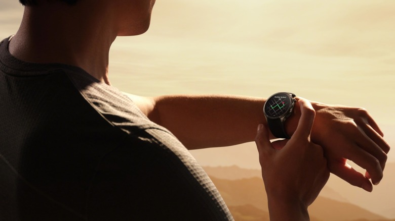 Человек, использующий свои OnePlus Watch 3