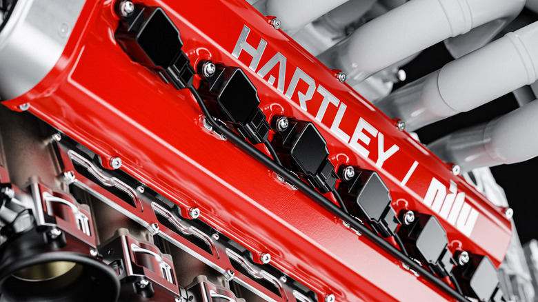 Крупный план двигателя Nilu27 с логотипом Hartley.