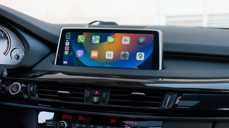 Интерфейс Apple CarPlay на информационно-развлекательном дисплее автомобиля, установленном на приборной панели.