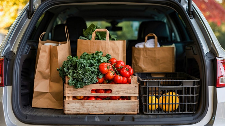 Продукты упакованы в багажник внедорожника.