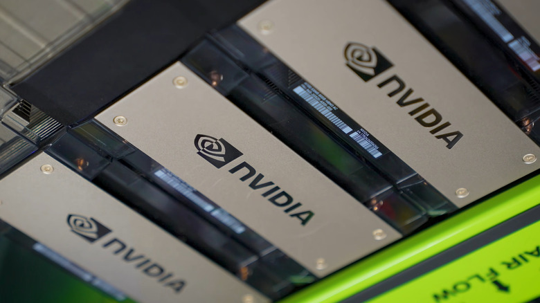Графические процессоры Nvidia в серверной стойке в центре обработки данных