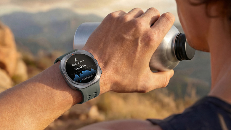 Человек, носящий Galaxy Watch Ultra 2