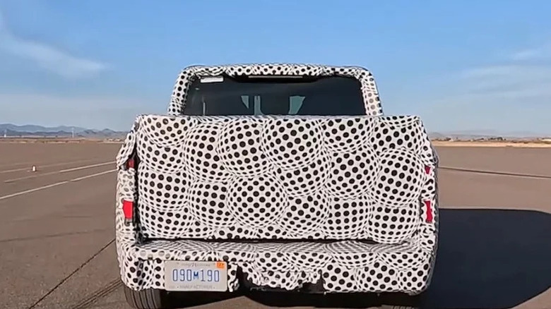 Вид сзади на предстоящий электромобиль Ford в камуфляже