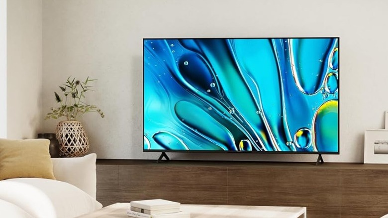 Sony Bravia 3 на развлекательной стойке в гостиной