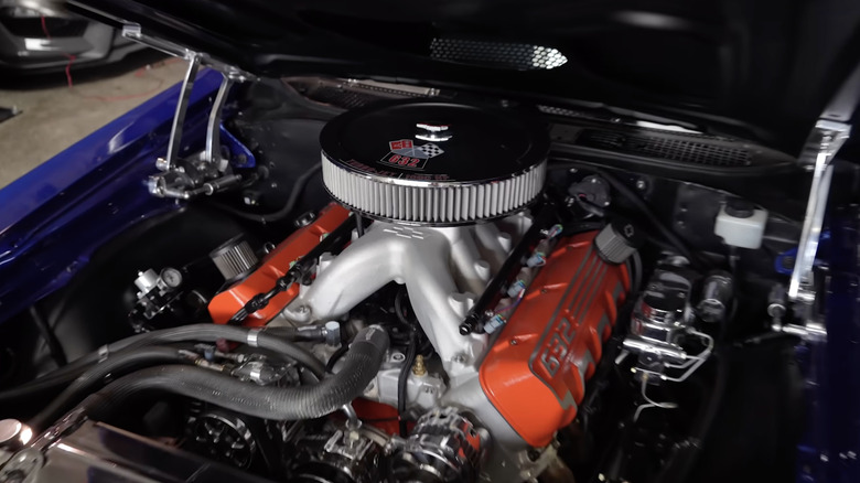 Крупный план 632 Chevy Big Block V8 внутри маслкара Chevrolet Chevelle.