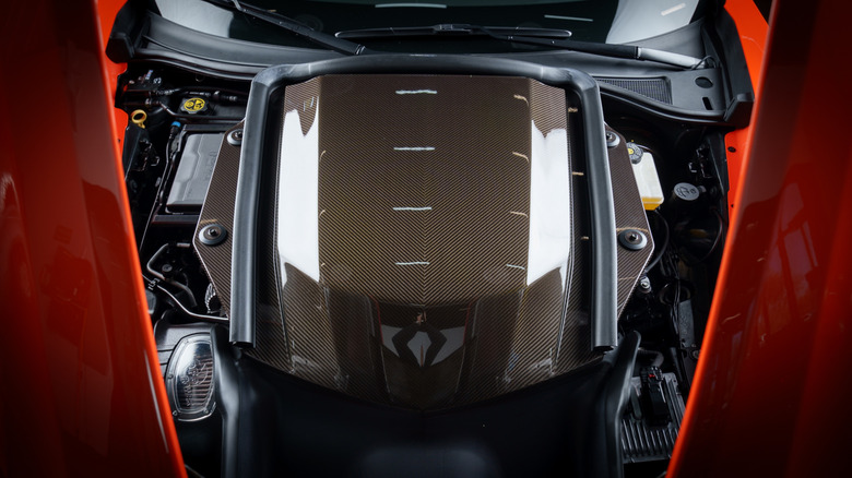 Крупный план оранжевой крышки двигателя Hennessey Corvette ZR1 LT5 2019 года.