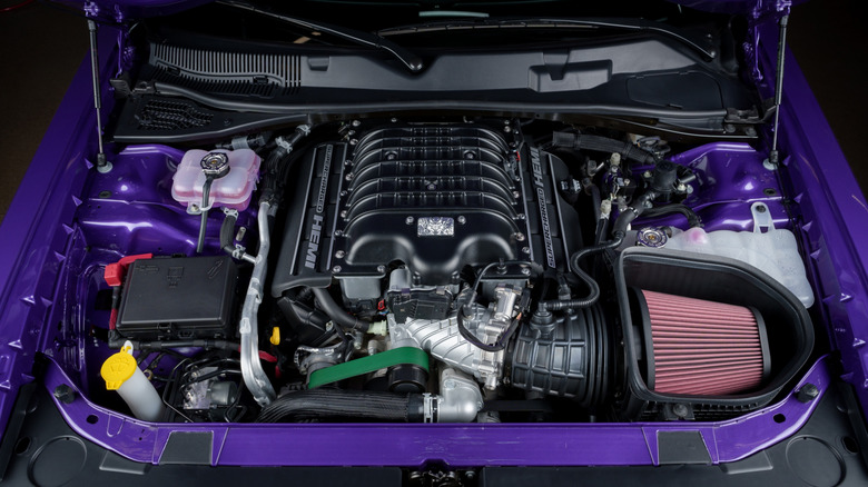 Фиолетовый Dodge Demon 170 демонстрирует нагнетатель и двигатель HEMI.