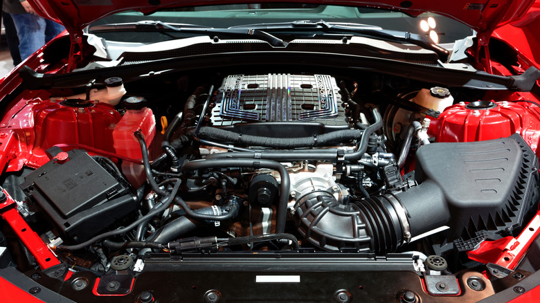Крупный план красного двигателя Chevrolet Camaro LT4 V8.