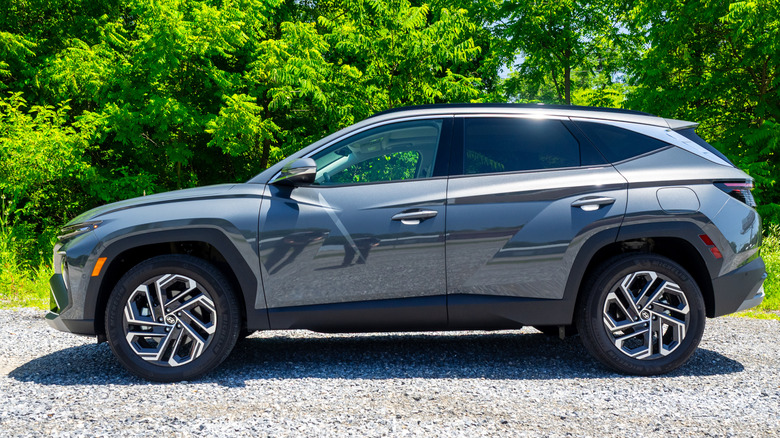 Профиль Hyundai Tucson Hybrid 2026 со стороны водителя
