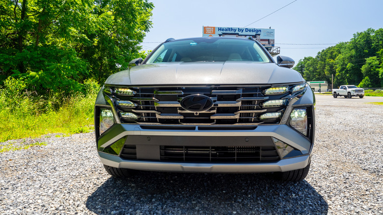 Вид на переднюю решетку Hyundai Tucson Hybrid 2026 года