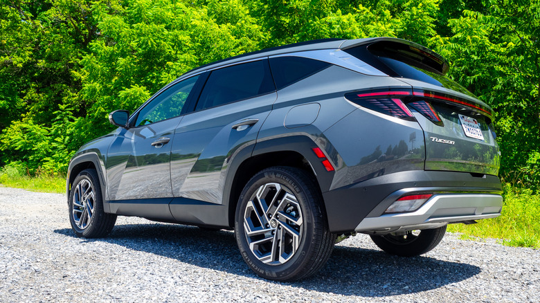 Hyundai Tucson Hybrid 2026 года, левый задний профиль в три четверти