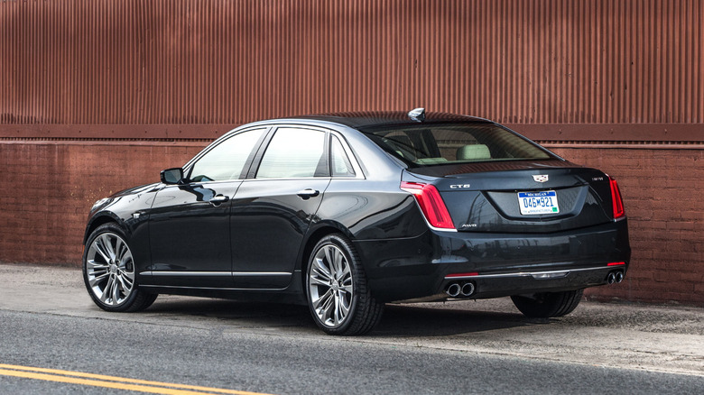Cadillac CT6 седан вид сзади