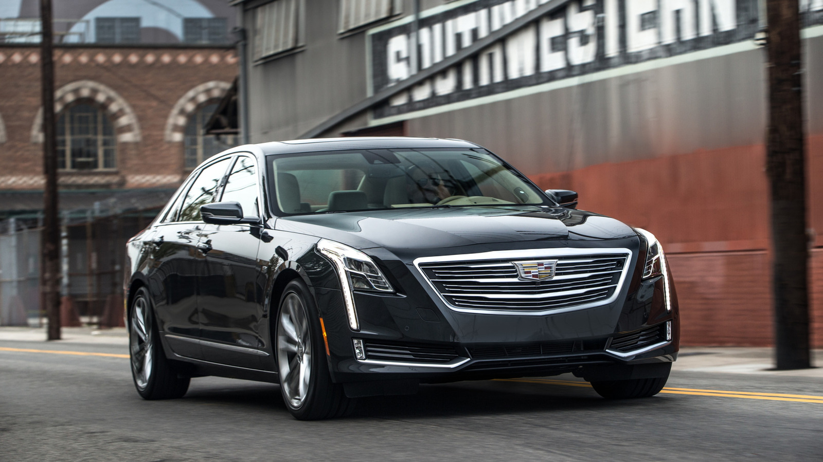 Является ли Cadillac CT6 2020 года стоимостью менее 30 тысяч долларов роскошным автомобилем?