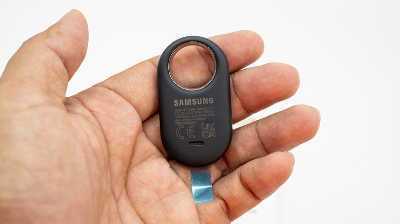 Человек с Galaxy SmartTag 2
