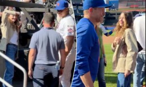 Эмма Стоун снимает сцену фильма с Хуаном Сото из Mets в Citi Field