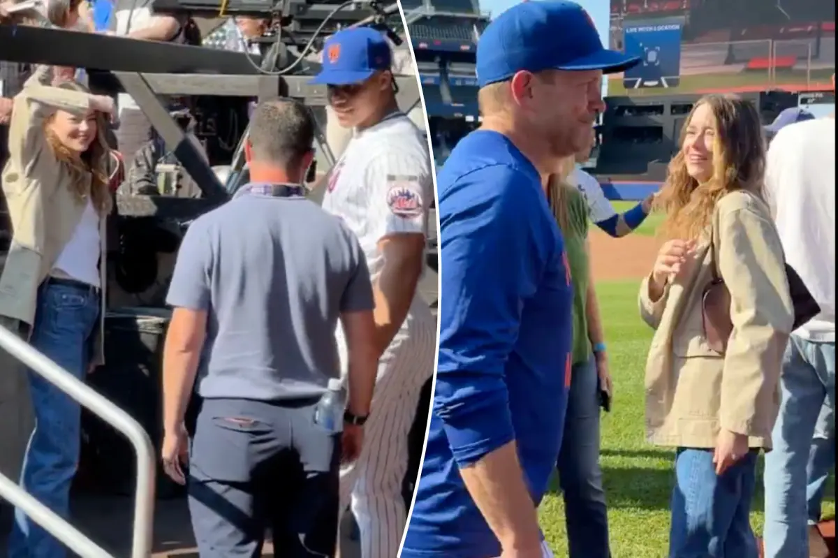 Эмма Стоун снимает сцену фильма с Хуаном Сото из Mets в Citi Field