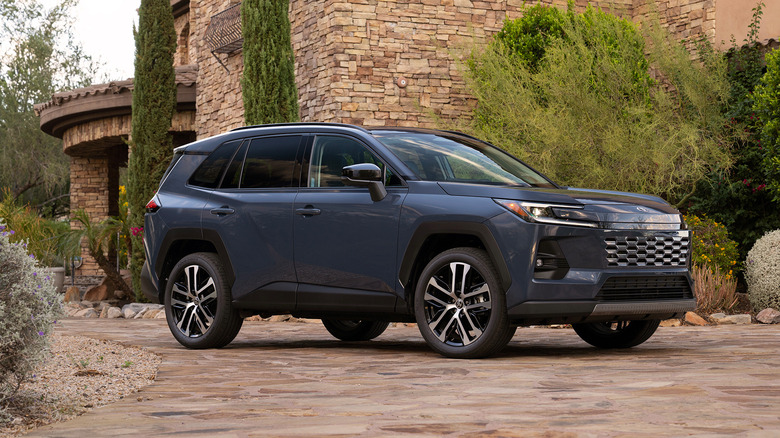 Синяя Toyota RAV4 припаркована