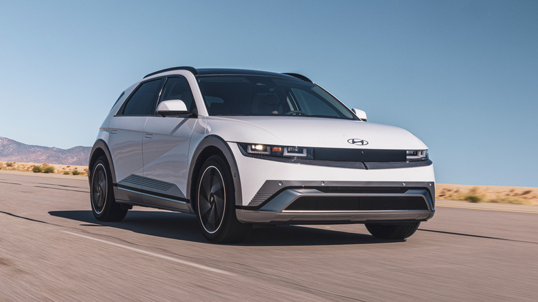 Припаркованный белый Hyundai Ioniq 5