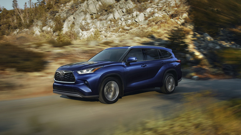 Синяя Toyota Highlander за рулем