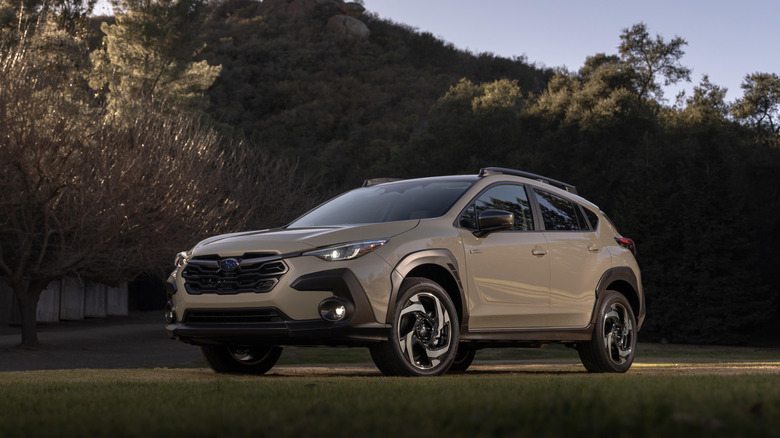 Припаркованный бежевый Subaru Crosstrek