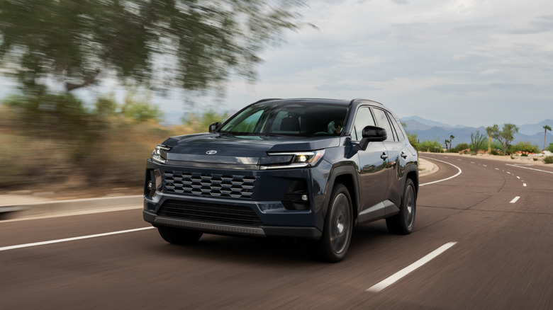 Черная Toyota RAV4 за рулем