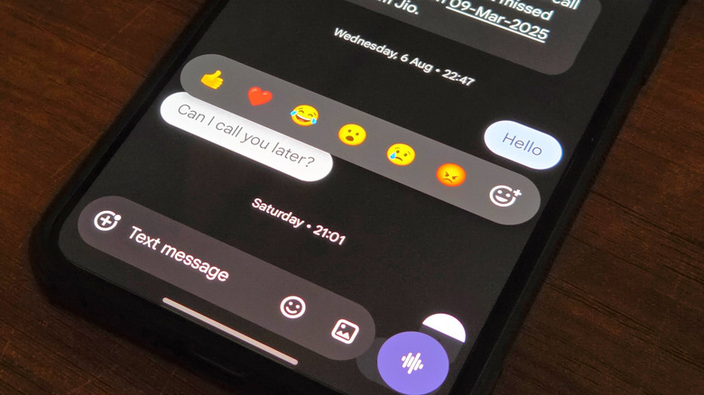Меню реагирования на смайлики в интерфейсе чата Google Messages.