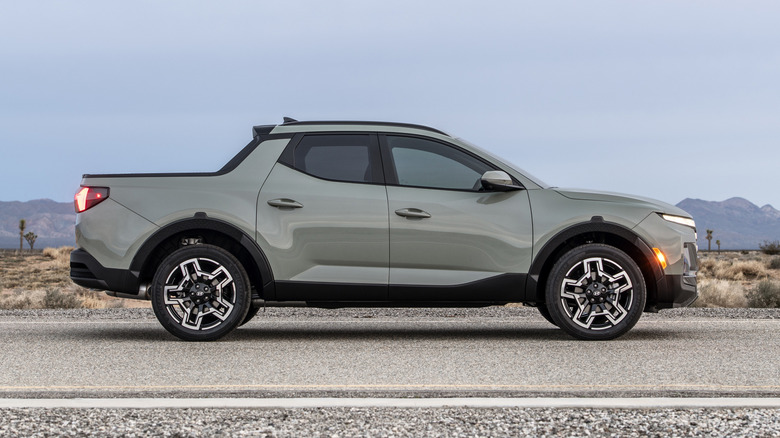 Вид сбоку на серый Hyundai Santa Cruz 2026 года, припаркованный в пустыне.